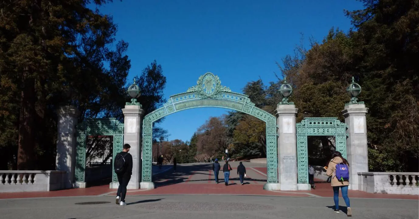 アメリカの大学の門