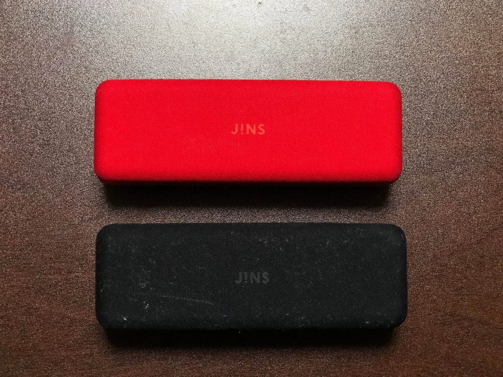 ジンズのメガネケース2種類（赤と黒）の外観比較