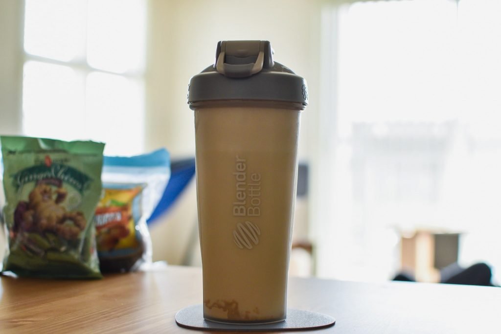 プロテインシェイカーで作ったオルゲインオーガニック植物性プロテインパウダー(ピーナツバター味)