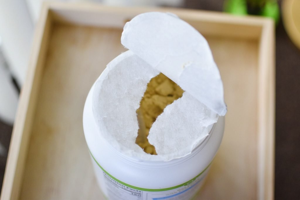 オルゲインオーガニック植物性プロテインパウダー(バニラ味)の剥がしにくすぎな内蓋の紙