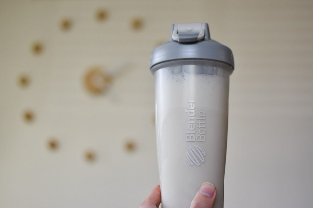 プロテインシェイカーで作ったオルゲインオーガニック植物性プロテインパウダー(バニラ味)