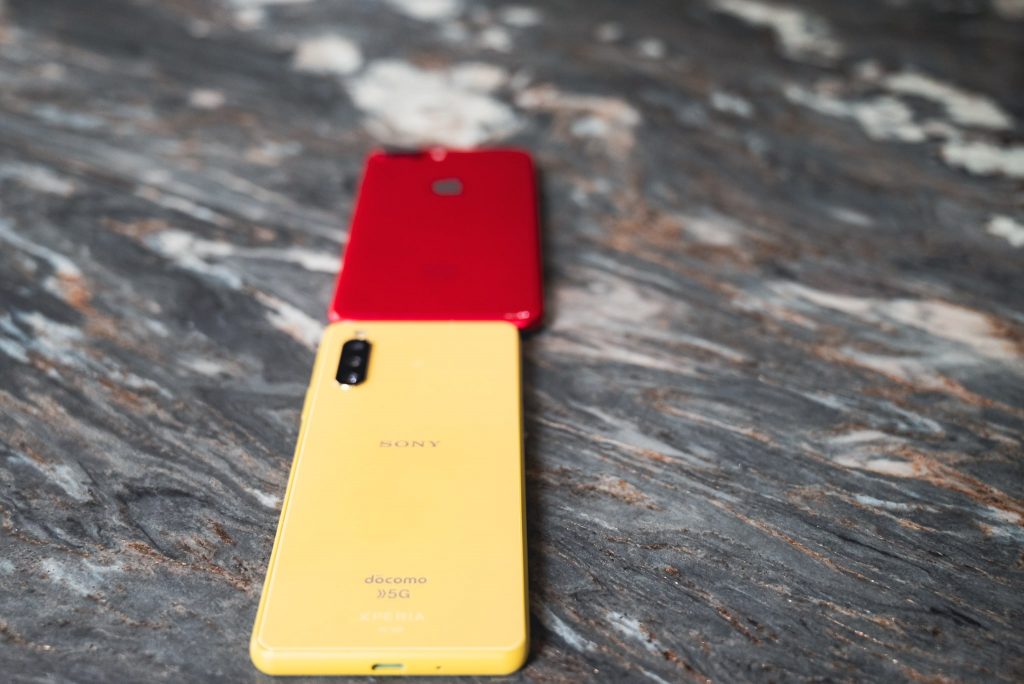 Xperia 10 III (エクスペリアテンマークスリー)のドコモオンライン限定モデルイエローとiPhone 8 Plus(レッド)の横幅比較