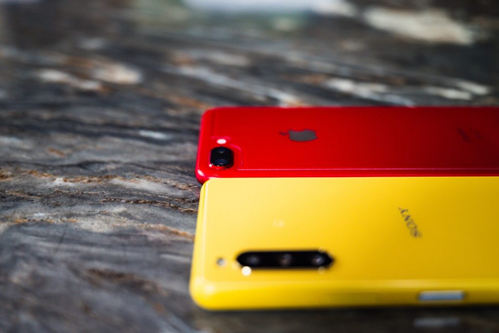 Xperia 10 III (エクスペリアテンマークスリー)のドコモオンライン限定モデルイエローとiPhone 8 Plus(レッド)の長さ比較