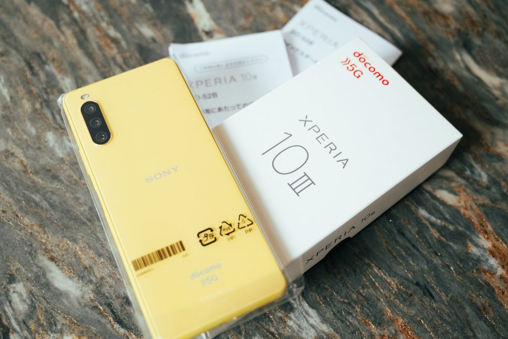 Xperia 10 III (エクスペリアテンマークスリー)のドコモオンライン限定モデルイエロー開封の様子
