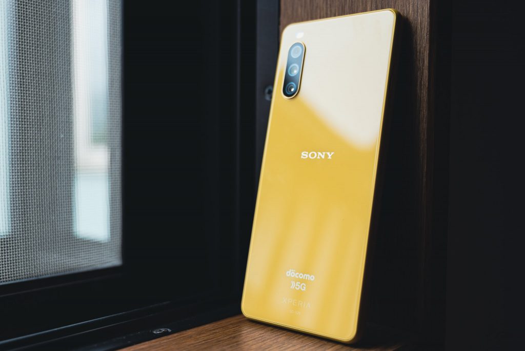 Xperia 10 III (エクスペリアテンマークスリー)のドコモオンライン限定モデルイエローの美しい背面