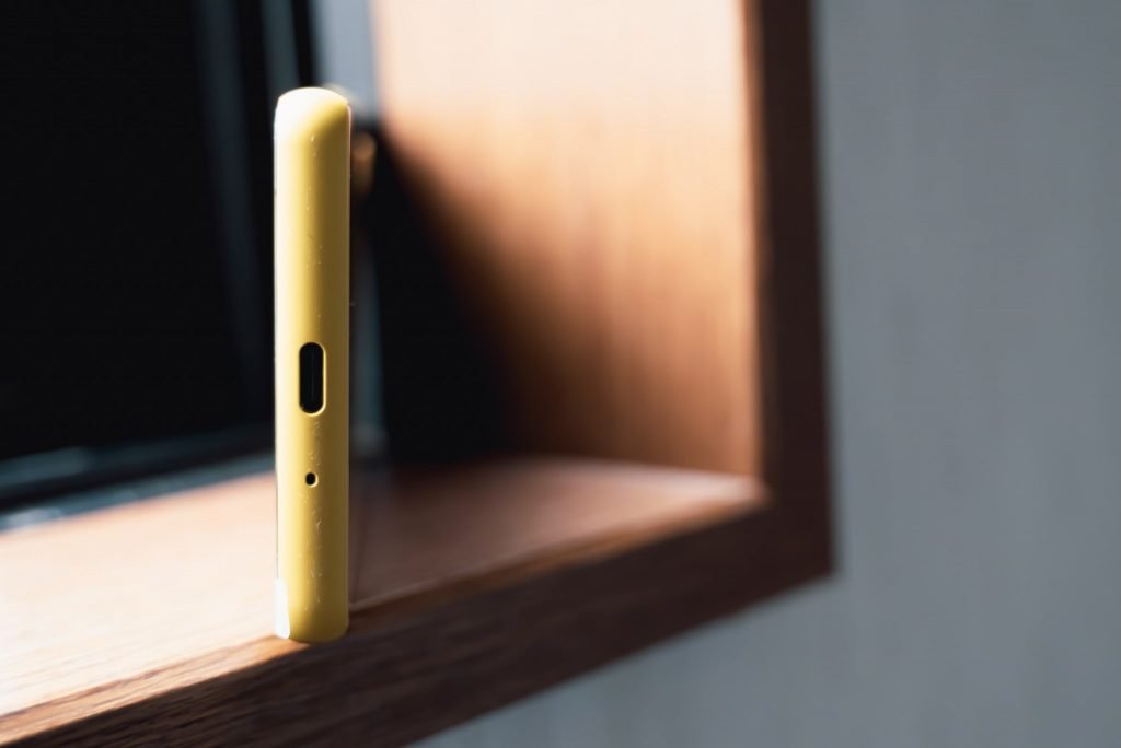 Xperia 10 III (エクスペリアテンマークスリー)のドコモオンライン限定モデルイエローの充電ジャック周り