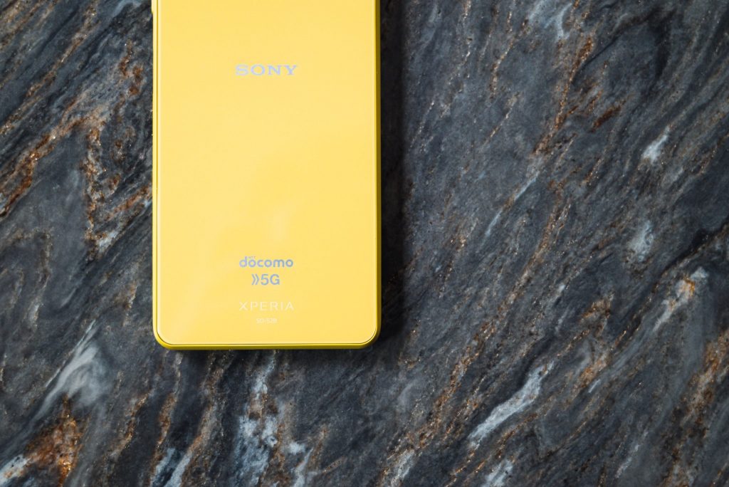 Xperia 10 III (エクスペリアテンマークスリー)のドコモオンライン限定モデルイエローの背面に印字されているドコモのださいロゴ