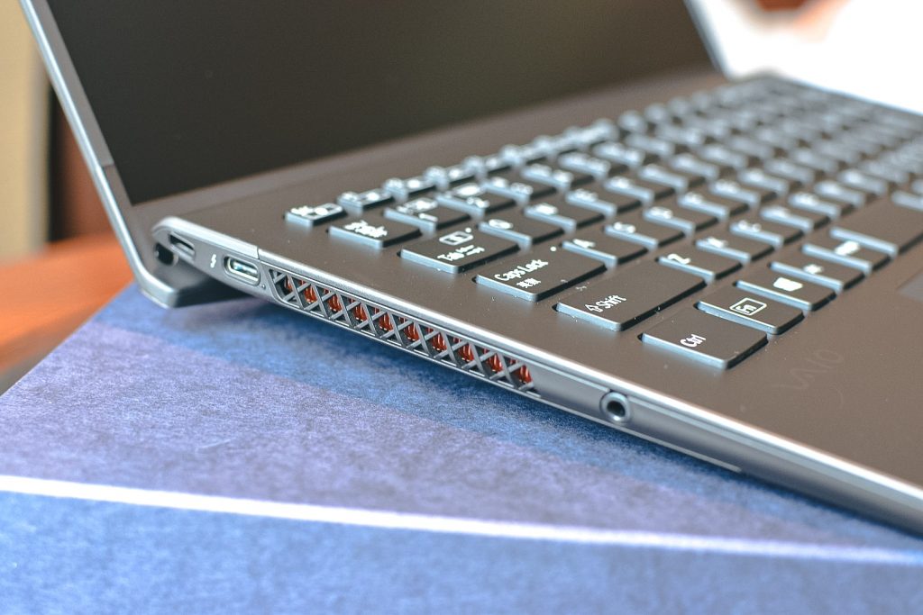 VAIO Z（2021年モデル）側面のThunderbolt 4対応USB Type-C端子とオーディオジャック