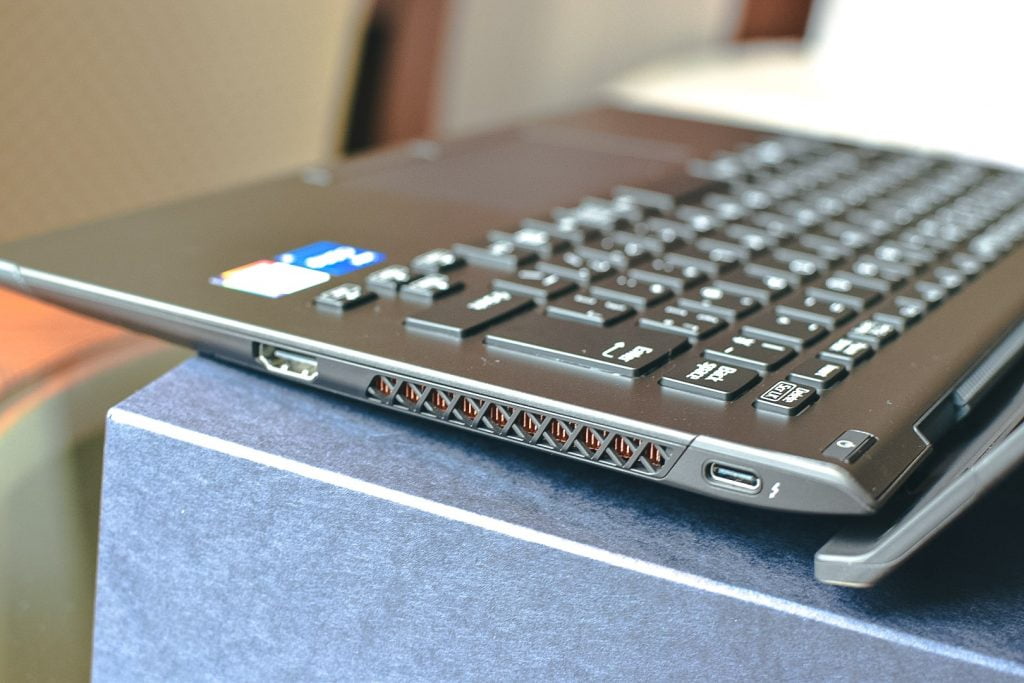 VAIO Z（2021年モデル）側面のThunderbolt 4対応USB Type-C端子とフルタイプHDMI