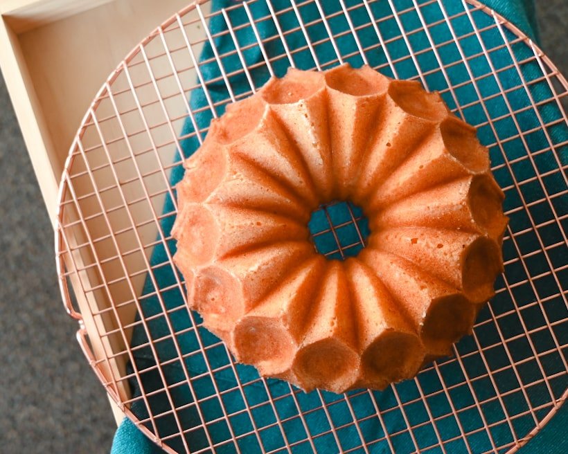 ノルディックウェア（Nordic Ware）のクラウンバントケーキ型で作ったウィークエンドシトロン（レモンパウンドケーキ）